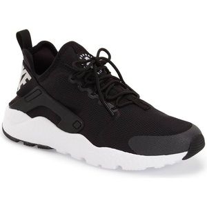 Nike Air Huarache Sneaker (Women’s) 👟🖤